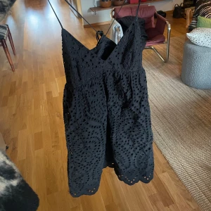 Svart klänning från H&M - Säljer en svart hålig klänning ifrån H&M. Den är v-ringad oxh har öppen rygg med band som man kan justera och knyta om lite hur man vill. Jag säljer den då den inte kommer till användning. Om nån vill ha fler bilder så löser jag det!❤️den har några små defekter så därav lågt pris!