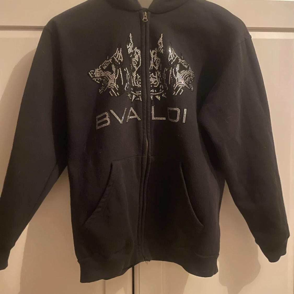 Svart hoodie med dragkedja från Bvaldi