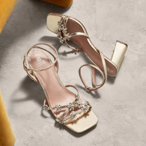 Guldiga klackar med kristall-blommor - Helt nya klackar med kristall-blommor från Next, aldrig använda.💞Säljer då dom var för små och jag inte hann lämna tillbaka dom. Perfekta till balen💓