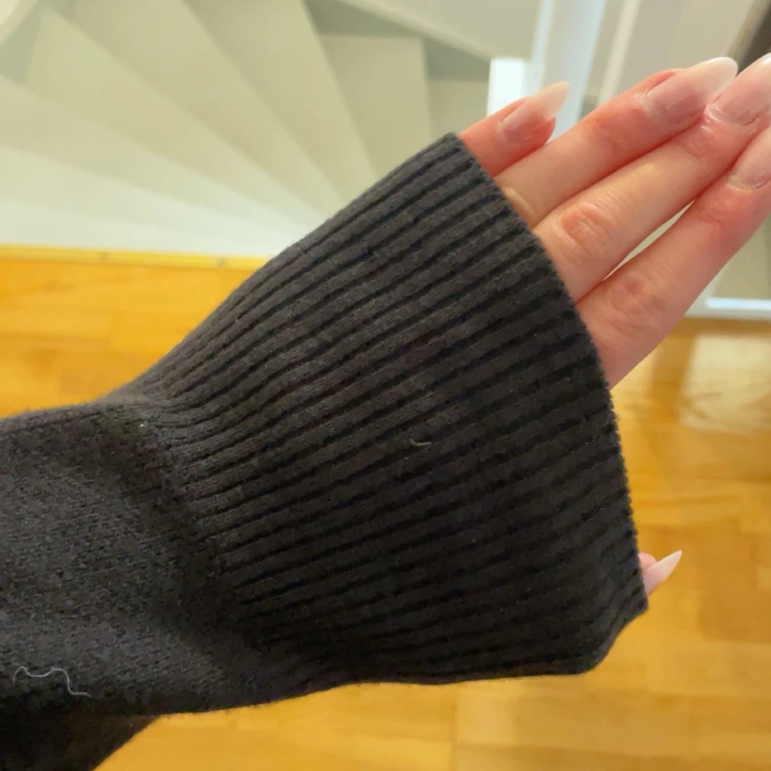 Svart stickad hoodie - 1