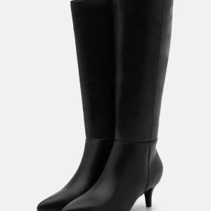 Svarta stövlar med klack - Eleganta svarta stövlar i skinn med spetsig tå och klack. De har en stilren design och dragkedja på sidan. Klackhöjden är 5,5cm