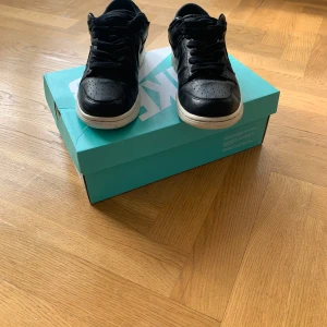 Svarta Nike sneakers - Säljer ett par svart-vita Nike dunks. Riktigt snygga och enkla att styla. Bra skick. Storlek 41. Priset kan diskuteras!