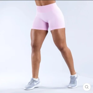 Populära Dfyne impact shorts - Säljer dessa populära impact shortsen från DFYNE. Sitter så sjukt bra!! Bästa jag testat. Råkade klicka hem 2 beställningar i samma rosa färg och stl så därför kikar jag intresse här först. STL. XS🩷 