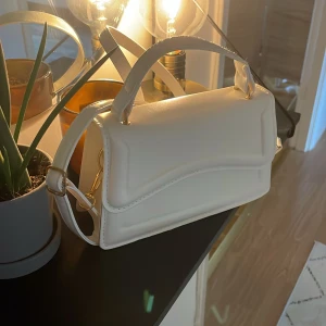 Vit handväska med axelrem - Fin liten väska med axelremsband!