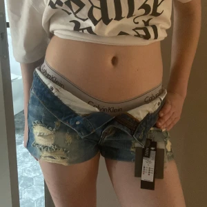 Snygga Jeansshorts från Vila❤️ - Snygga jeansshorts från Vila med slitna detaljer och en cool, avslappnad look. De är blå och har en klassisk femficksdesign. Dom säljs pga av att dom inte passade mig❤️helt nya med prislappen kvar. Storlek L men är små i storleken så passar en med M/S. Skriv för mer frågor och bilder❤️