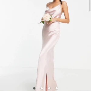 Rosa balklänning  - Fin ljusrosa lång balklänning. Endast använd en gång. (Har klippt av lappen då den syntes i ryggen)💕