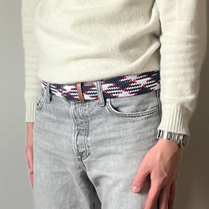 Flätat bälte - Flätat bälte som passar vardagliga och festliga tillfällen. Bältet är one size och är 120 cm långt.                                                                OBS!! Märket på bild tre varierar, detta pga att vi vill personalisera bältet och göra varje bälte unikt.