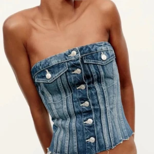 Jeans topp - Säljer den här jättefina toppen från Zara🍒🍒 xoxo