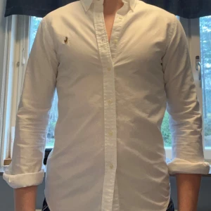 Vit skjorta från Ralph Lauren - Säljer en  vit skjorta från Ralph Lauren i slim fit. Skjortan är i storlek S och är i 9/10 skick. Passar någon under 180.