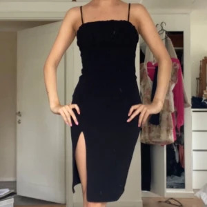 Svart klänning - Svart klänning med slits🖤