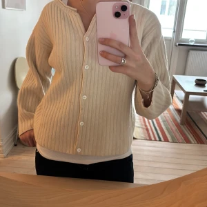 Kofta  - Gulvit kofta i ull, bra skick! 