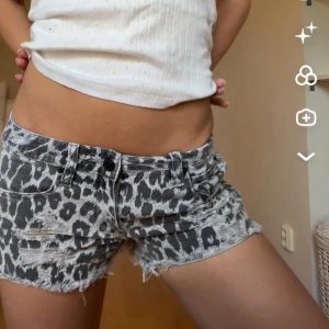 Leopardshorts med slitningar - Lågmidjade jeansshorts med leopardmönster och revor. Väldigt fina och somriga 💓