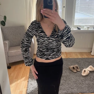Zebramönstrad topp - Skitsnygg trendig topp i zebra mönster med stretch i midjan som gör att man får en skit najs figur!! Jättefina eleganta ärmar🙏🏼🙏🏼från ginatricot storlek xs, använd två gånger så fortfarande som nyskick💗🥰pris kan diskuteras vid snabb affär 