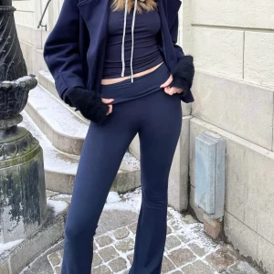 Mörkblå yoga pants från Missay - Snygga mörkblå yoga pants från Missay med en bekväm passform. Byxorna är tillverkade i ett mjukt material som ger en skön känsla. Perfekta för en avslappnad stil. Endast använt 1 gång, nypriset är 299. (Första bilden är från Missays instagram!) Innerbenslängd: 86cm.