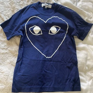 Comme des Garcons Tshirt - Mörkblå Comme des Garçons tshirt helt oanvänd. Nypris ligger på strax över 1000kr, säljes då den inte passar längre!