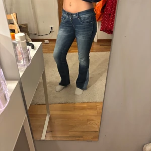 Blå jeans från G-Star RAW - G-Star jeans som jag själv sytt på extra jeans eftersom de va skinny innan. Använd fåtal gånger Jeanstyg kan spreta lite och få trådar men inget som går upp. (se bild) Storlek 27 och 30 i längden men passar mig bea som är 161 cm och brukar ha storlek S/36/8 i jeans eller storlek 26. Justerbar midja (kan bli ungefär 2-3 cm större) Inga defekter annars. Skriv för mer bilder!