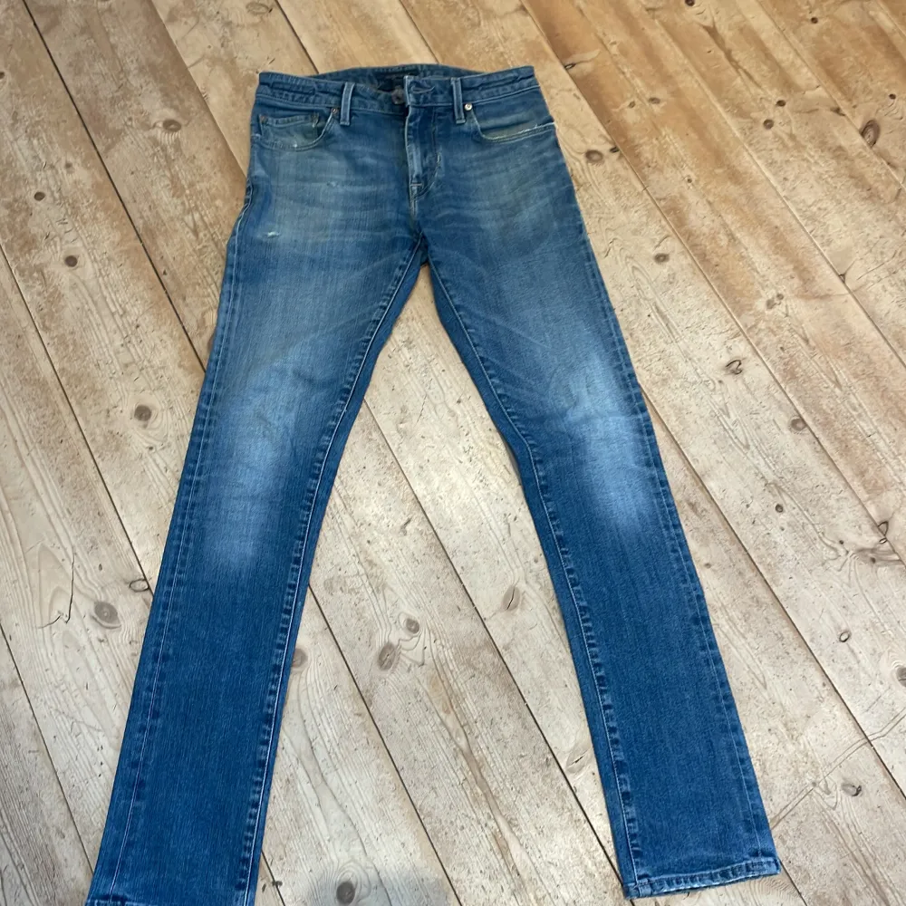 Jag säljer ett par feta Cohën jeans i storlek 29. Dom är i bra skick. Nypris 6000 kr mitt pris 899. Två små defekter på höger ficka. Om du har några funderingar är de bara att kontakta. 🤝. Farkut & Housut.