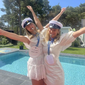 Finaste studentklänningen !! - Säljer nu min så himla fina studentklänning som är off shoulder . Finns inte att köpa längre! 🥰 Kom med bud!