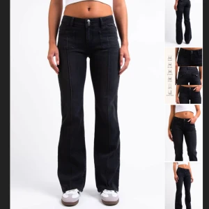 Svarta bootcut jeans- XTRA TALL - Snygga svarta bootcut jeans med lägre midja och klassisk femficksdesign. Jeansen har en stilren look med knappar och dragkedja framtill. Perfekta för en trendig och avslappnad stil, supersköna och ett bra stretchigt material! Byxorna är använda max 5 gånger och har inga skador eller anmärkningar. Byxorna är från madlady och är slutsålda i storleken XTRA TALL. Byxorna går ner i marken på mig som är 180cm och dessutom har väldigt långa ben! Byxornas nypris är 700kr, mitt 400kr. Diskuterbart.