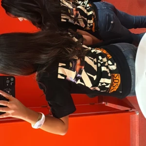 Antwan t-shirt med tryck - Cool svart t-shirt med ett unikt tryck i vitt och orange. T-shirten har korta ärmar och en normal passform, perfekt för en avslappnad stil. Antwan tshirten från konserten 2024. 