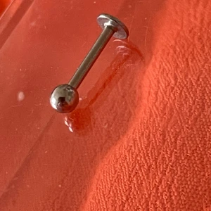 By prisförslag- 1 st silver stav piercing  - Finns i guld och svart också 