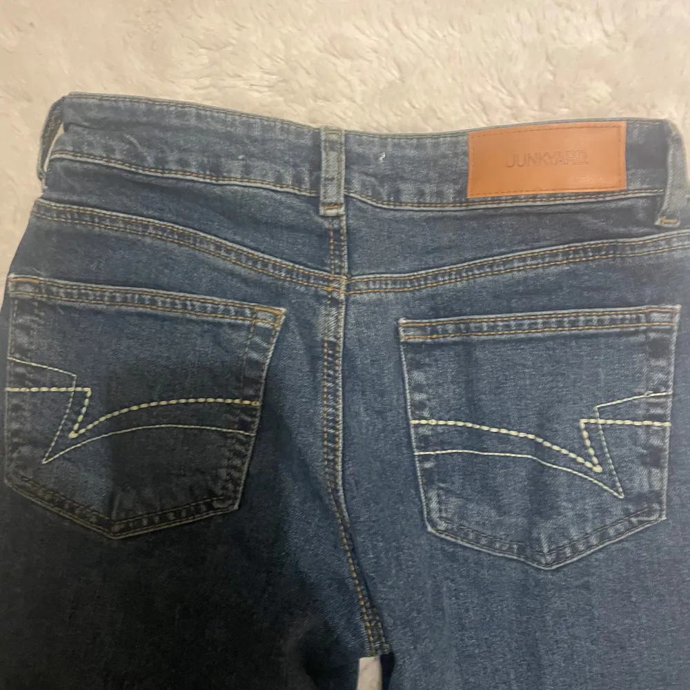 Säljer junkyard lågmidjade bootcut jeans för att dom aldrig har kommit till användning och är för små . Farkut & Housut.