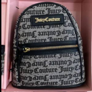 Mönstrad ryggsäck från Juicy Couture - Snygg ryggsäck från Juicy Couture med ett unikt mönster och märkets logga i svart och guld.  Aldrig andvänd, från USA