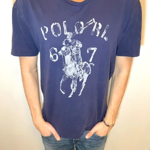 Ralph lauren | tshirt - Utförsäljning 🚨 | Ralph Lauren | Vintage-Tshirt | Marinblå | Stl S/M | Trycket ska vara suddigt, tshirten är inte urtvättad eller liknande | Knappt använd, väl omhändertagen | Perfekt om du vill ha en shysst stekig tshirt till sommaren | 185 cm 72 kg han på bilden | Nypris 700+, ⚠️Säljer endast för 129:- 