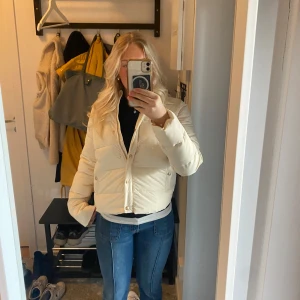 Beige dunjacka från Sansa - Säljer en beige tunn dunjacka från Sansa collections. Helt oanvänd och perfekt för våren. Har guldiga knappar men även dragkedja. Går att diskutera pris.
