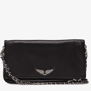 Zadig väska - Snygg svart axelväska i skinn med en cool kedja som axelrem. Väskan har en stilren design med en liten dekorativ detalj framtill. Perfekt för att ge din outfit en edgy touch. rostig på märket men annars inga problem 