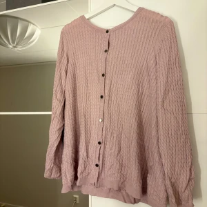 Ljusrosa stickad kofta - Säljer en ljusrosa stickad kofta med knappar framtill. Hör av er vid funderingar eller om ni vill ha bilder med hur plagget sitter på mig. Titta gärna in mina andra plagg!