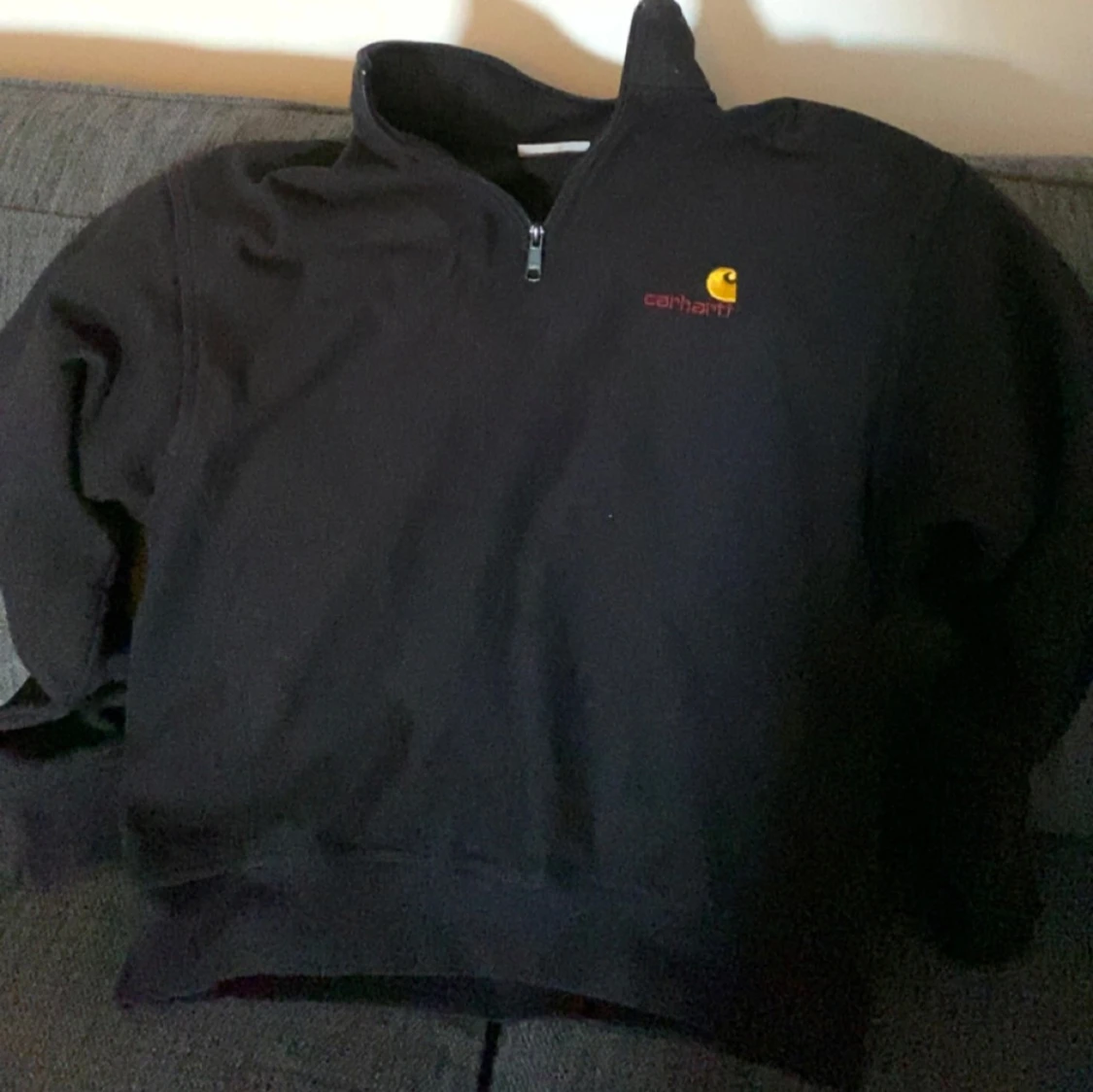 Svart halfzip från Carhartt