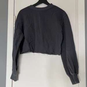 Croppad sweatshirt - Croppad sweatshirt från H&M i storlek M.