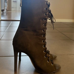 Grön/bruna kakhi mocka boots med snörning - Snygga klackar i mocka med hög klack på 11cm och snörning framtill. 