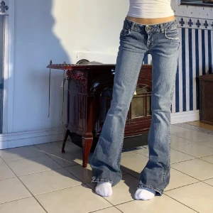 Lågmidjade bootcut jeans - Snyggaste jeansen som inte kommer till användning längre💘💘Midjemåttet är 77 cm och innerbenslängden 86 cm. Har små defekter längst ner men inget man tänker på☺️Pris kan diskuteras!
