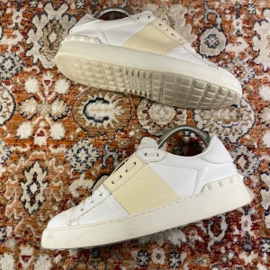 Valentino Open Skor - Hej! Säljer nu mina skor från märket Valentino , storlek 37, bra skick. Givetvis äkta, Tveka inte på att höra av dig om du har frågor eller funderingar kring skorna!