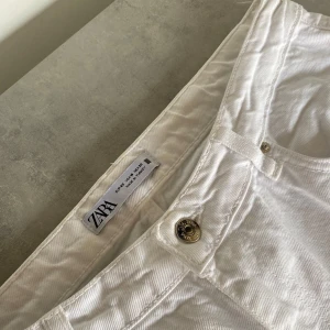 Vita jeans från Zara - Snygga vita jeans från Zara med raka ben och medelhög midja, strl.42 / L. Passar M också för en mer baggy look. Använda ca 5 ggr så väldigt bra skick.