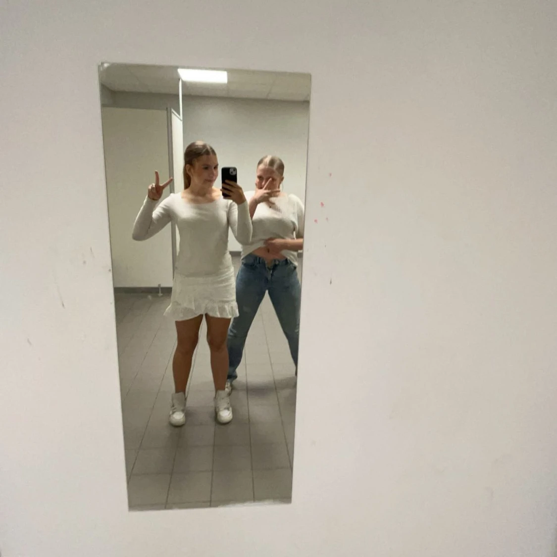 Vit broderad kortkjol - 1