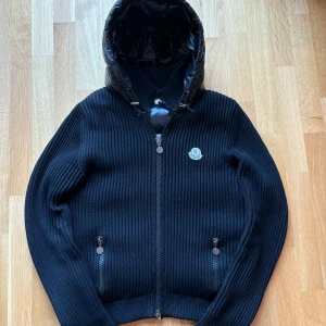 Moncler cardigan  - Säljer en sällsynt Moncler Cardigan. Finns knappt att hitta nånstans. Storlek L men sitter som M. Den är tjockt stickad och riktigt skön. Skriv gärna om ni har frågor! 