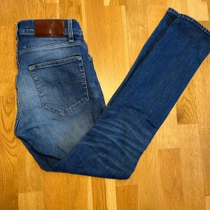 Tiger of Sweden jeans - Snygga blå jeans från Tiger of Sweden. Perfekta för en avslappnad stil. Storleken är W27/L32