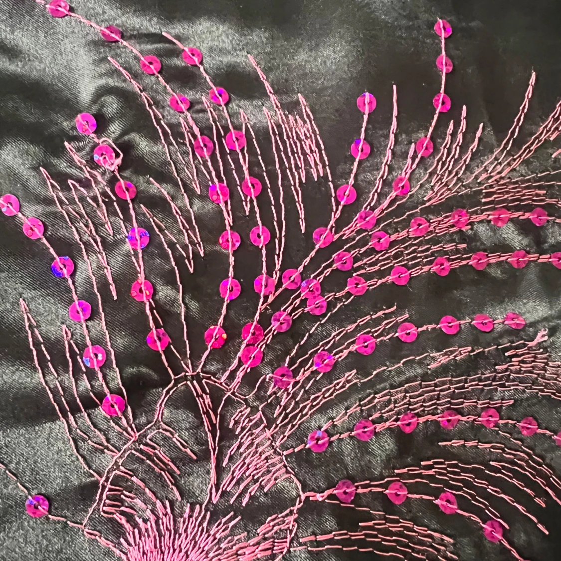 Svart klänning med rosa broderi från Lisa Charmem - 4