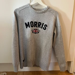 Grå tröja från Morris - Snygg grå tröja från Morris med broderad logga och brittisk flagga på framsidan, nypris runt 500 postar samma dag Instabox! Strl M sitter mer som S