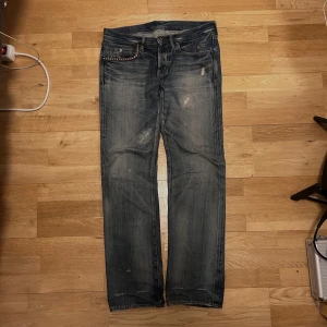 Hysteric glamour Jeans - Hysteric glamour jeans clash modell. Distressing gjordes vid produktion, Bra skick. Jeansens passform är slim/straight. Köptes från japan för ett tag sedan men behöver nu sälja för att köpa något annat. Nypris var 4000.