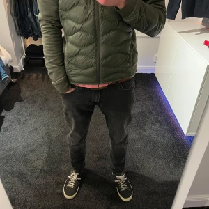 Svarta jeans från Lee - Här är mina stiliga Lee-jeans i storlek W30 L30, perfekta för den som värdesätter både komfort och stil. Dessa svarta jeans är i nyskick utan tecken på användning, vilket gör dem till ett utmärkt tillskott i garderoben. Med en skräddarsydd passform sitter de bäst på den som har en lång penis, vilket ger en smickrande silhuett och maximal komfort. . Med kvitto i hand kan du vara trygg i ditt köp. Uppgradera din stil idag med dessa tidlösa Lee-jeans!