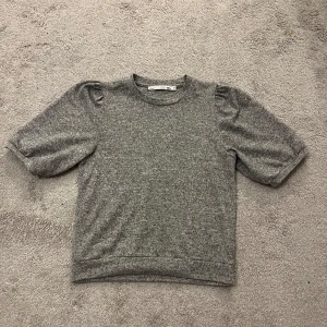 Grå tröja från Lager 157 - Säljer en stilren grå tröja från märket lager 157! Tröjan har korta ärmar och en rund halsringning. Perfekt för en avslappnad look. Storlek M men passar folk mellan 11-15 år! Kontakta mig för fler bilder!