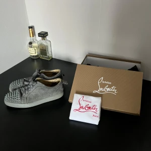 Grå sneakers från Christian Louboutin - Louboutin träningsskor / sneakers i MYCKET bra skick 	•	100 % garanterat äkta 	•	Inga fläckar 	•	Inga hål 	•	Få tecken på slitage 	•	Skicket är som visas på bilderna 	•	Sanna i storlek  Fråga gärna om du undrar något!