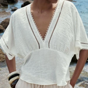 Blus  - Säljer denna populära blusen som inte längre finns på deras hemsida. Alldrig använd, kvittot är kvar💓nypris 399kr