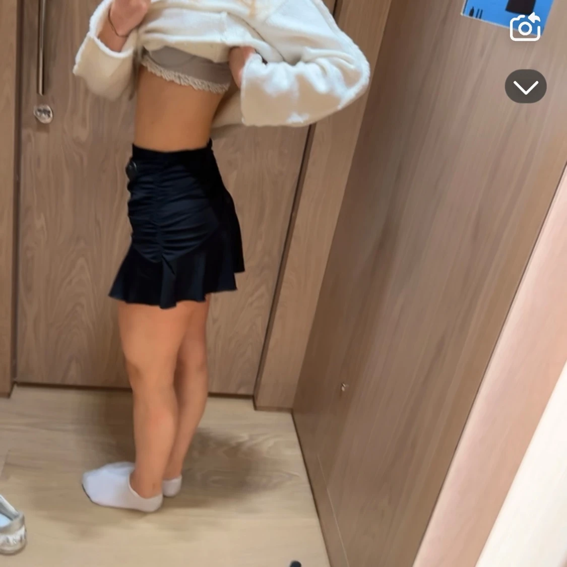 Svart kortkjol med rynkdetaljer - 1