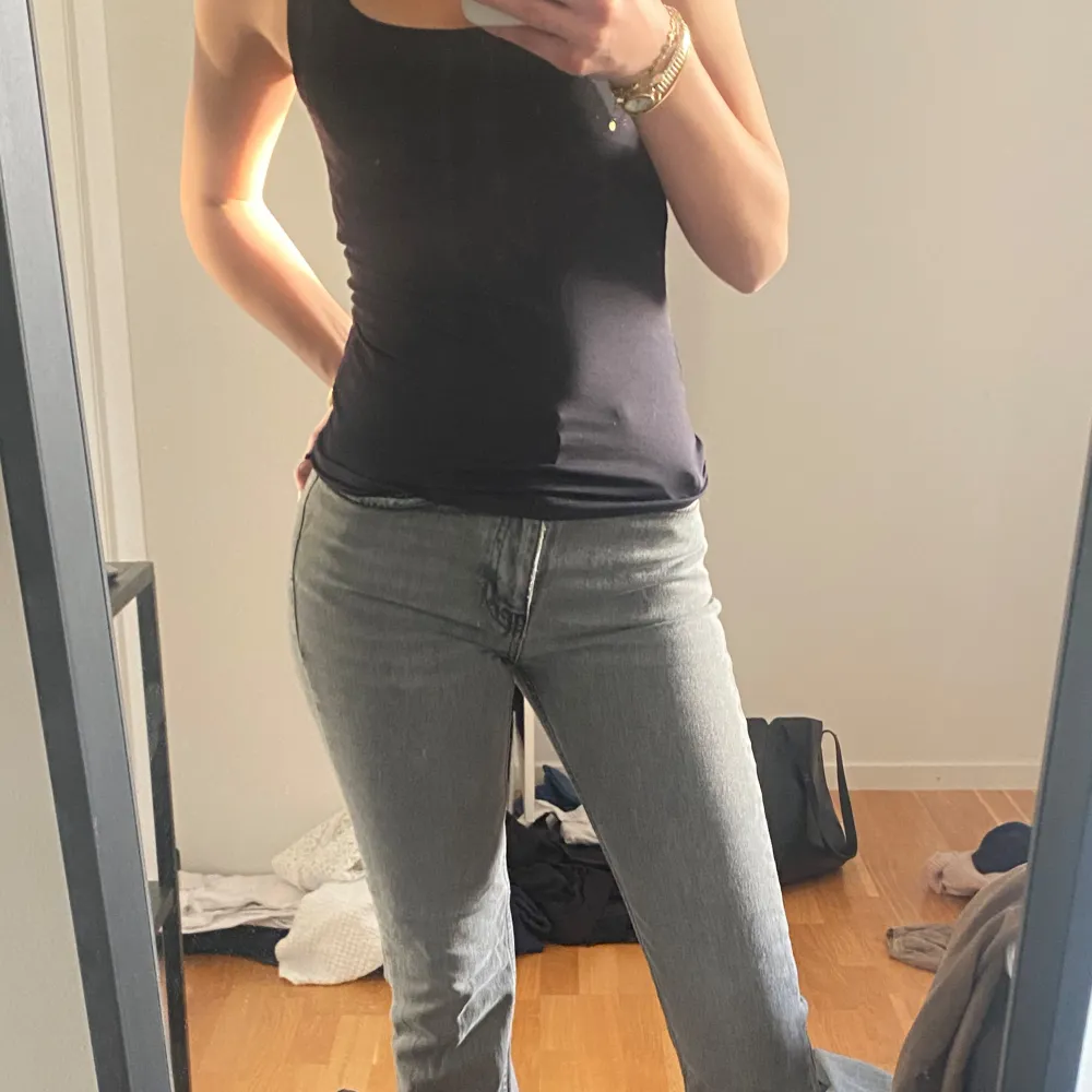 Säljer mina midwaist gråa jeans som inte längre kommer till användning🤍💕. Farkut & Housut.