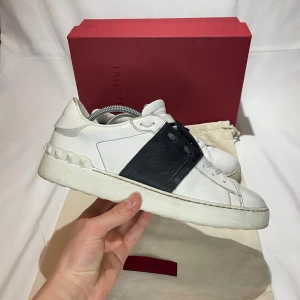 Valentino open - Valentino Garavani || skick 9,5/10 || storlek 39 || made in Italy 🇮🇹 || box och dustbag medföljer || nypris ca 7200kr mitt pris endast 3199kr || pris kan diskuteras vid snabb affär!